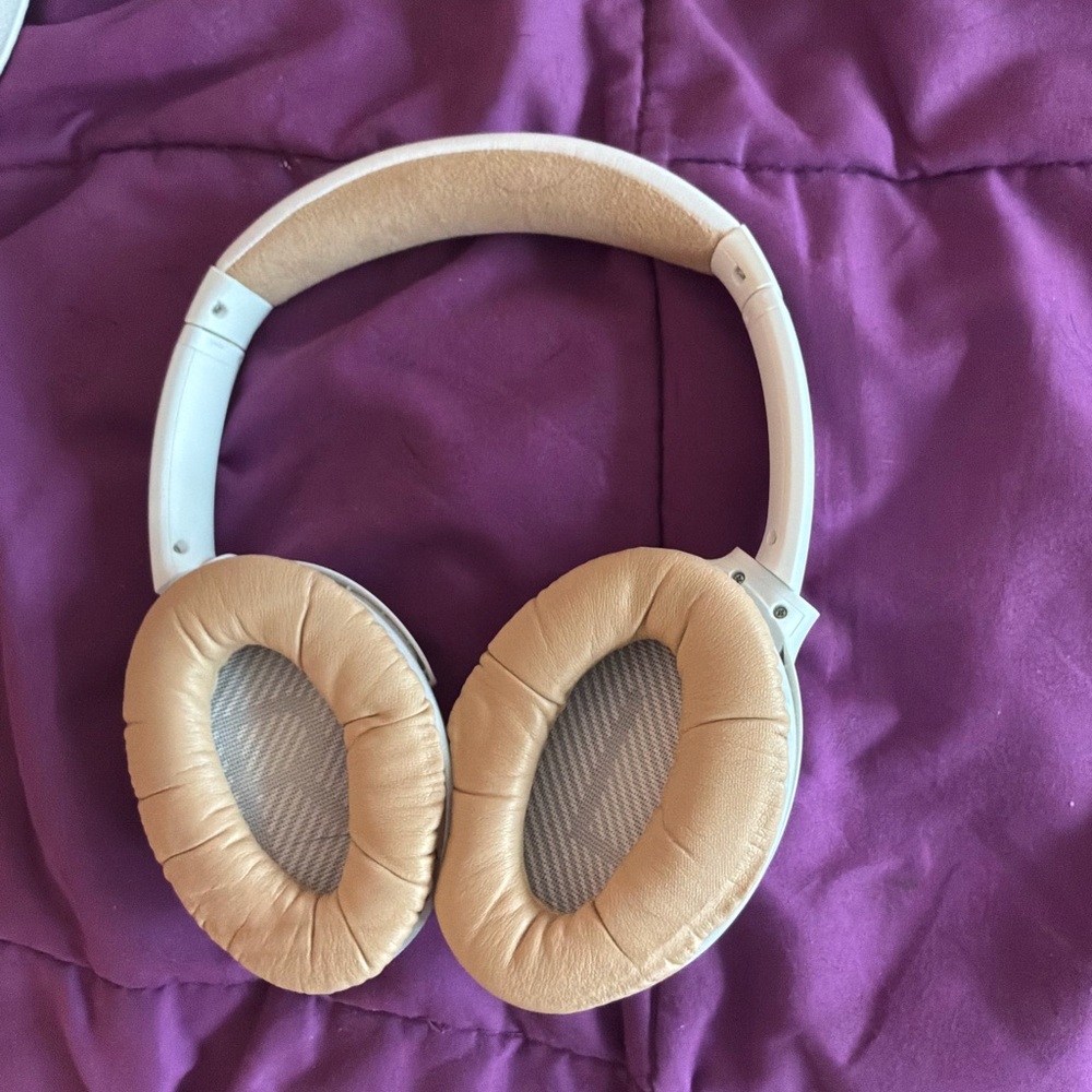 Bose Noise Canceling Headphones - Picture 3 of 4